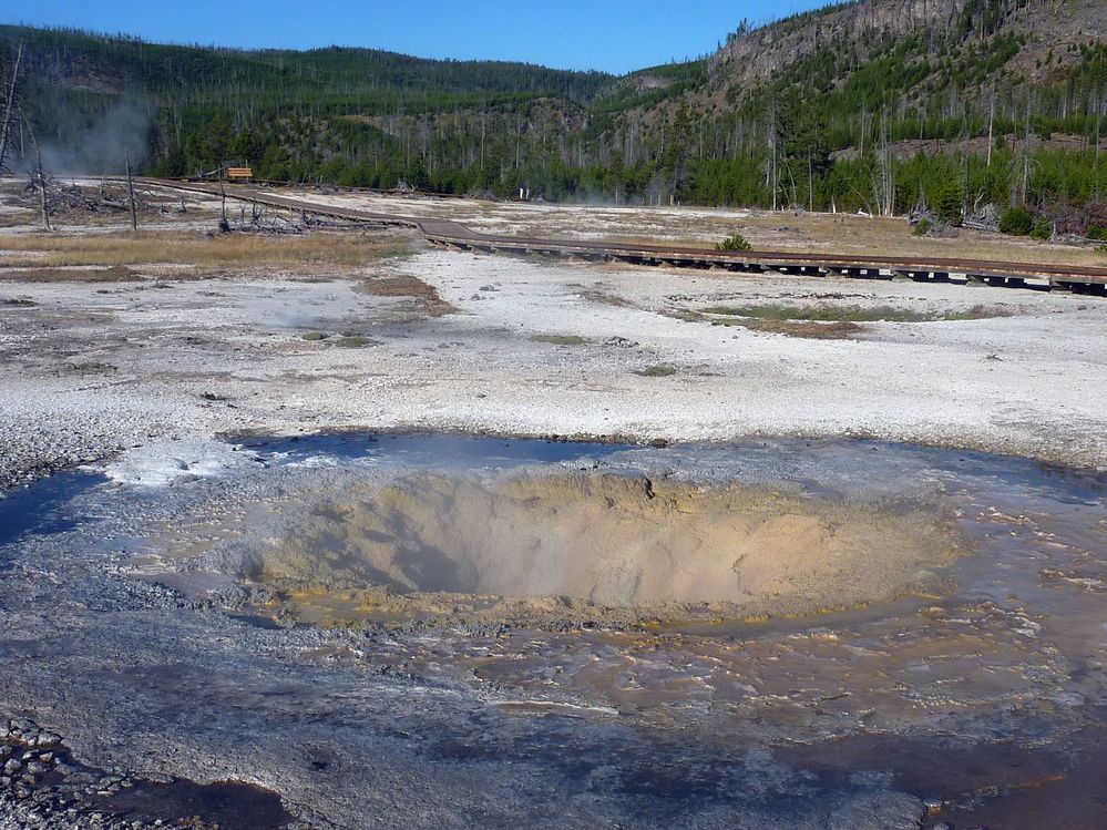 Yellowstone Biscuit basin (19).JPG